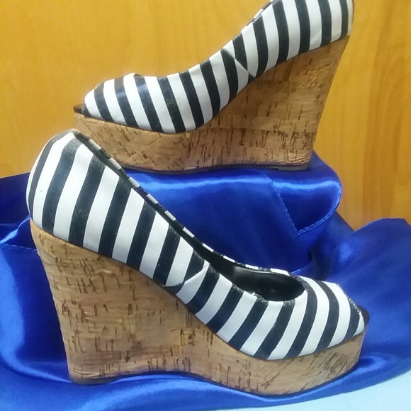 Zebra Black/White Wedge - Picture 2 of 5
